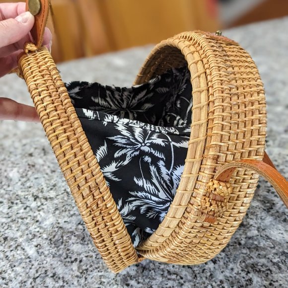 Small Woven Rattan Circle basket bag, Black and White Floral interior, pockets - Picture 5 of 13